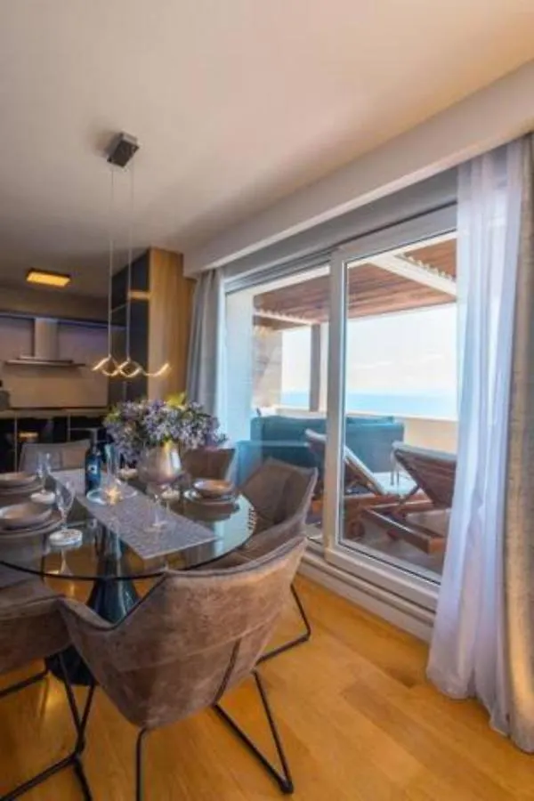 Διαμέρισμα Luxe Hot Tube Apartment, With Views, Near Beach Σπλιτ
