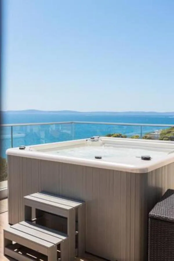 Luxe Hot Tube Apartment, With Views, Near Beach Σπλιτ