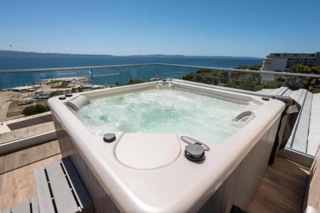 Luxe Hot Tube Apartment, With Views, Near Beach Split