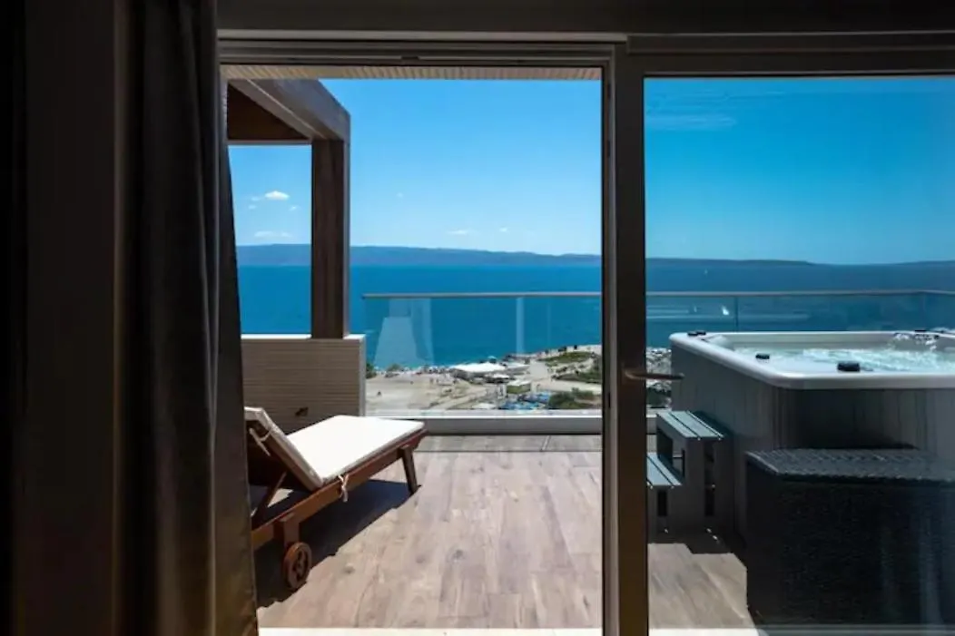 Luxe Hot Tube Apartment, With Views, Near Beach Split
