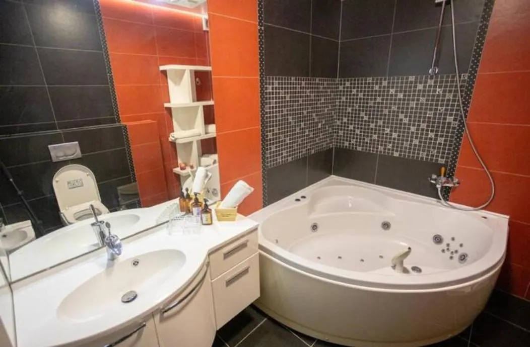 Luxe Hot Tube Apartment, With Views, Near Beach Split Lejlighed